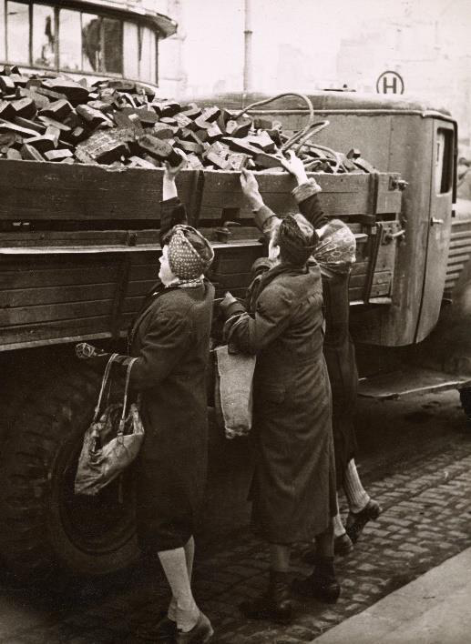 Klüttenklau (coal theft), Walter Dick, Cologne, 1946/1947
